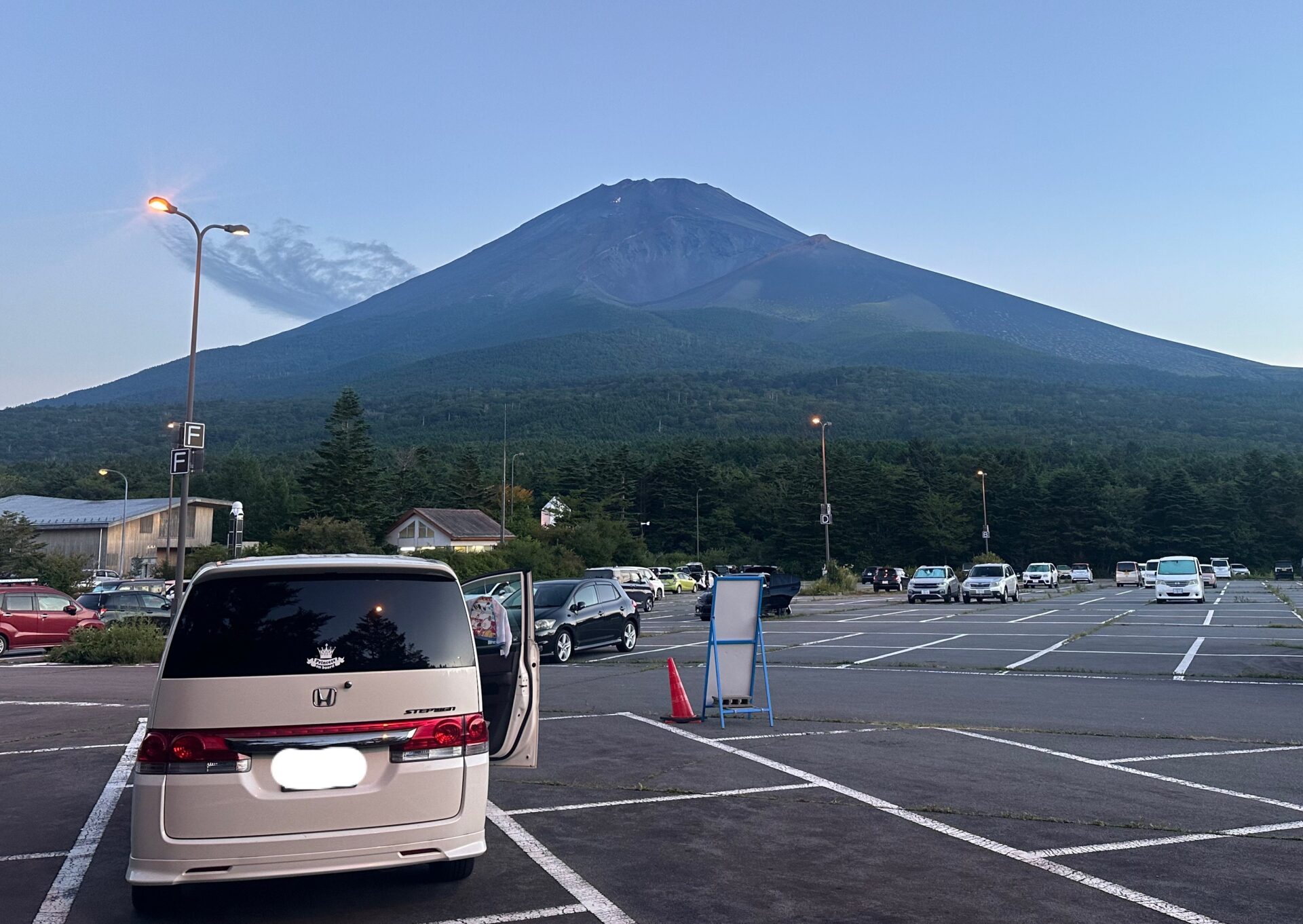 翌朝の水ヶ塚駐車場から見た富士山