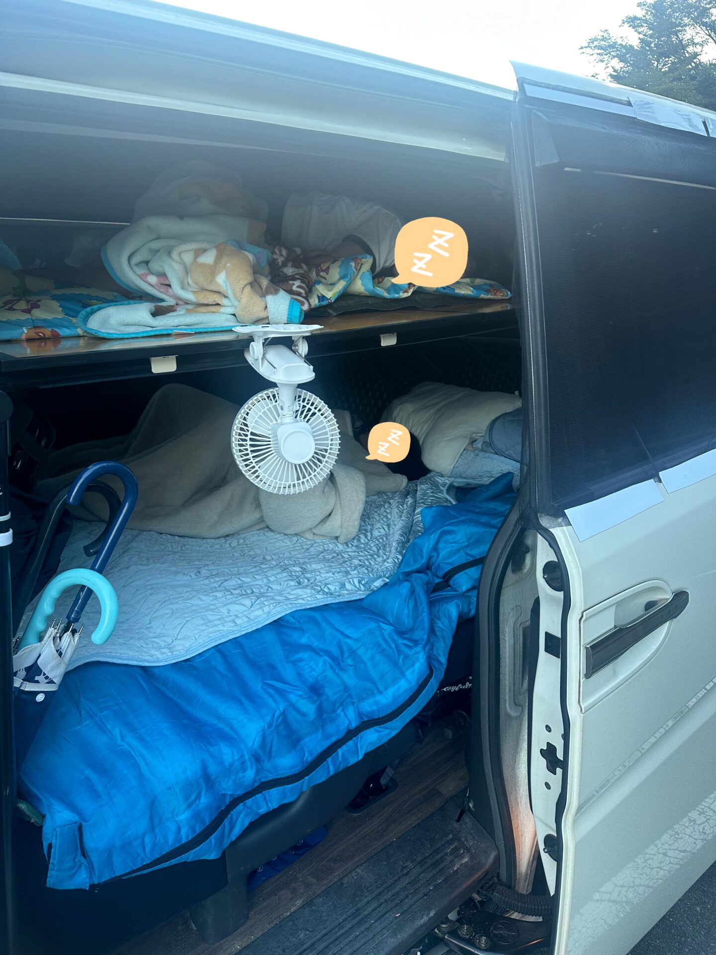 車の中で就寝中の子どもたち