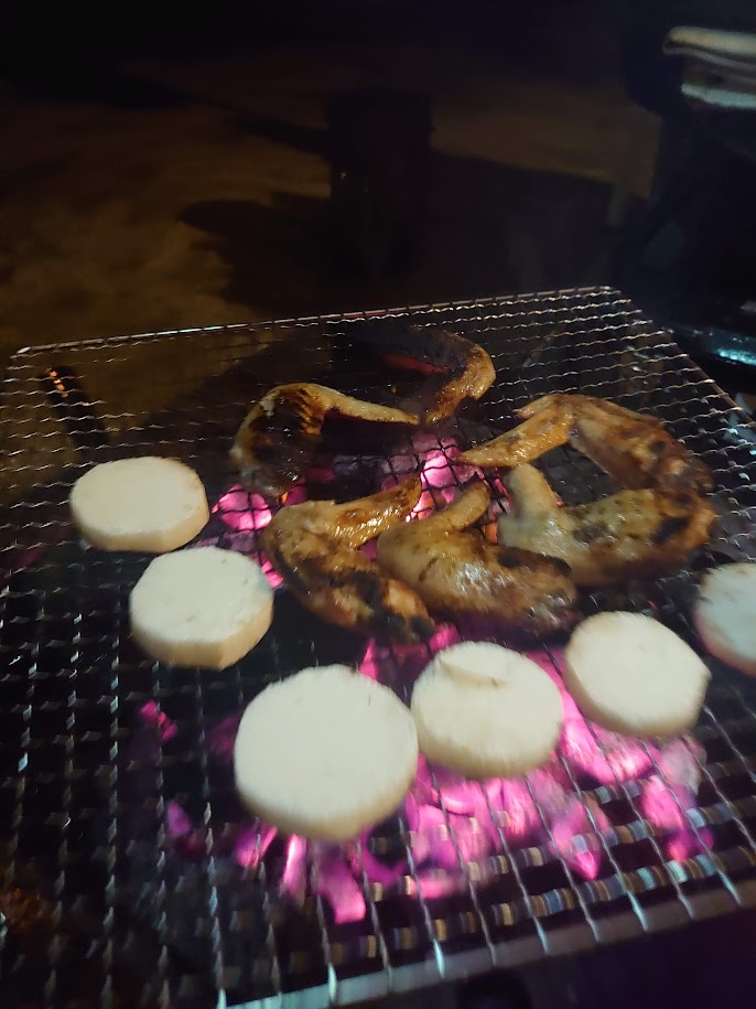 BBQグリルでお肉とエリンギを焼いている