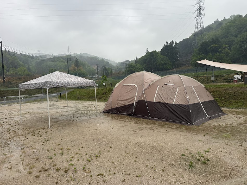 テントとタープの設営完了(雨天)