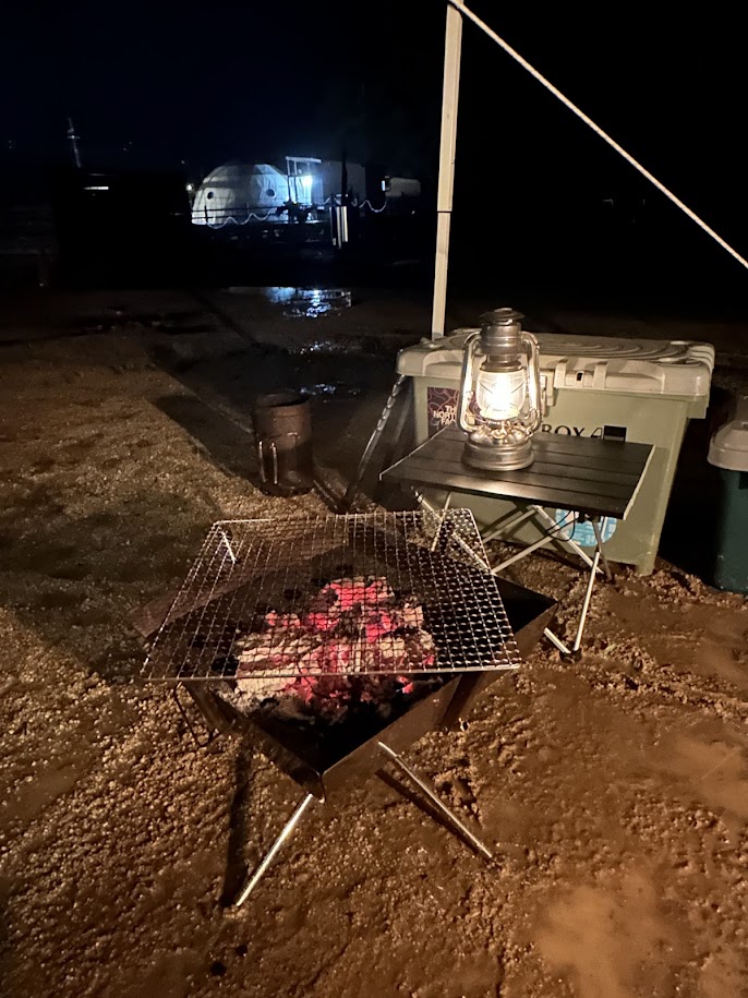 焚き火台で炭おこし、雨のキャンプサイト夜景