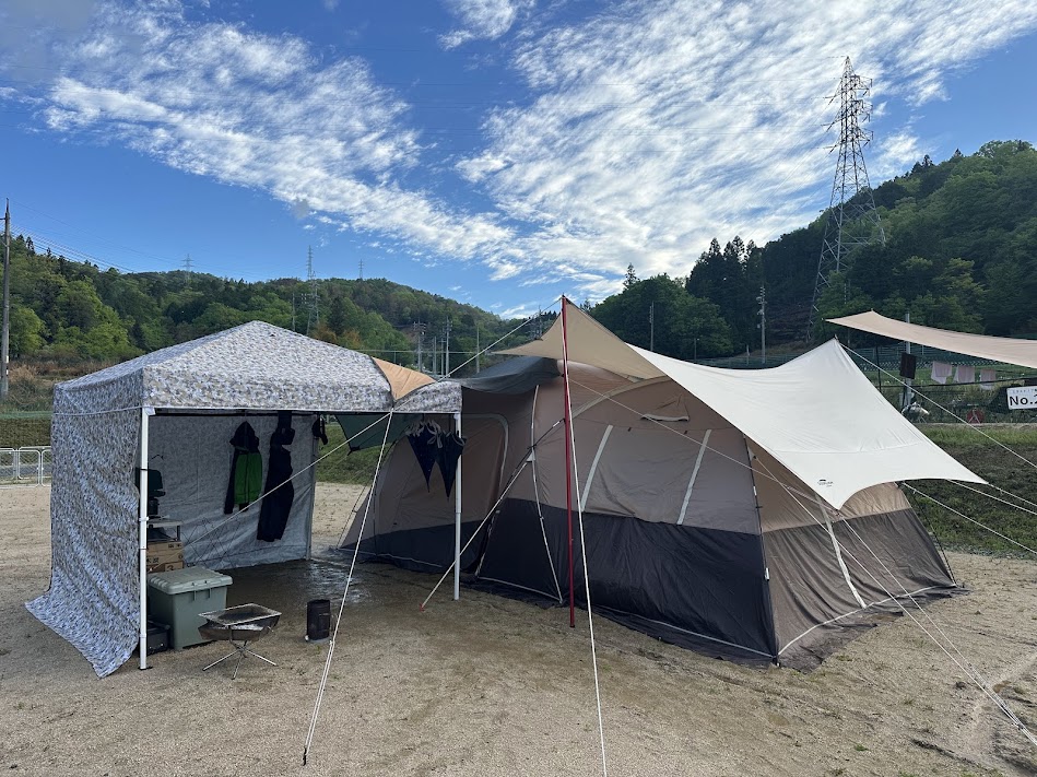 翌朝の青空とテント・タープ全景