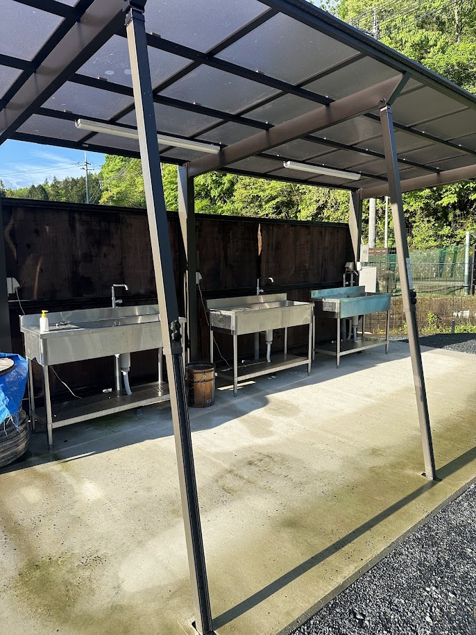 屋根付き炊事棟(日中)