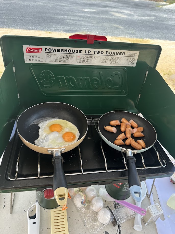 コールマンPOWERHOUSE 2バーナーで目玉焼きとウインナーを調理
