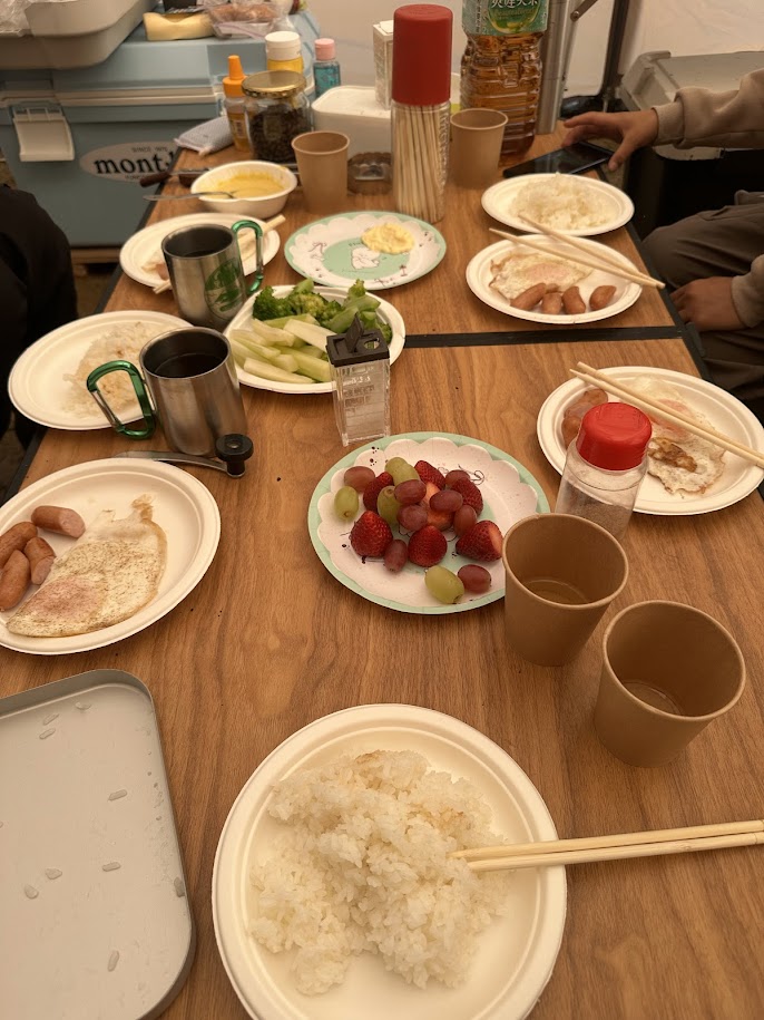 キャンプ朝食テーブル(目玉焼き・ウインナー・イチゴ・野菜・ご飯)