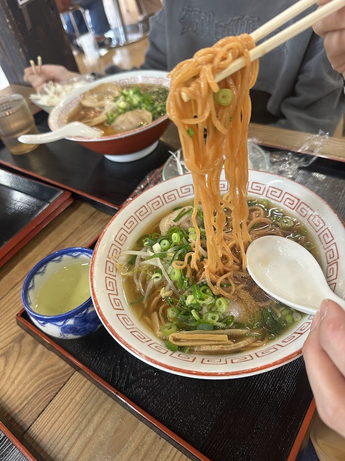 ながいきラーメン(麺を箸で持ち上げた写真)