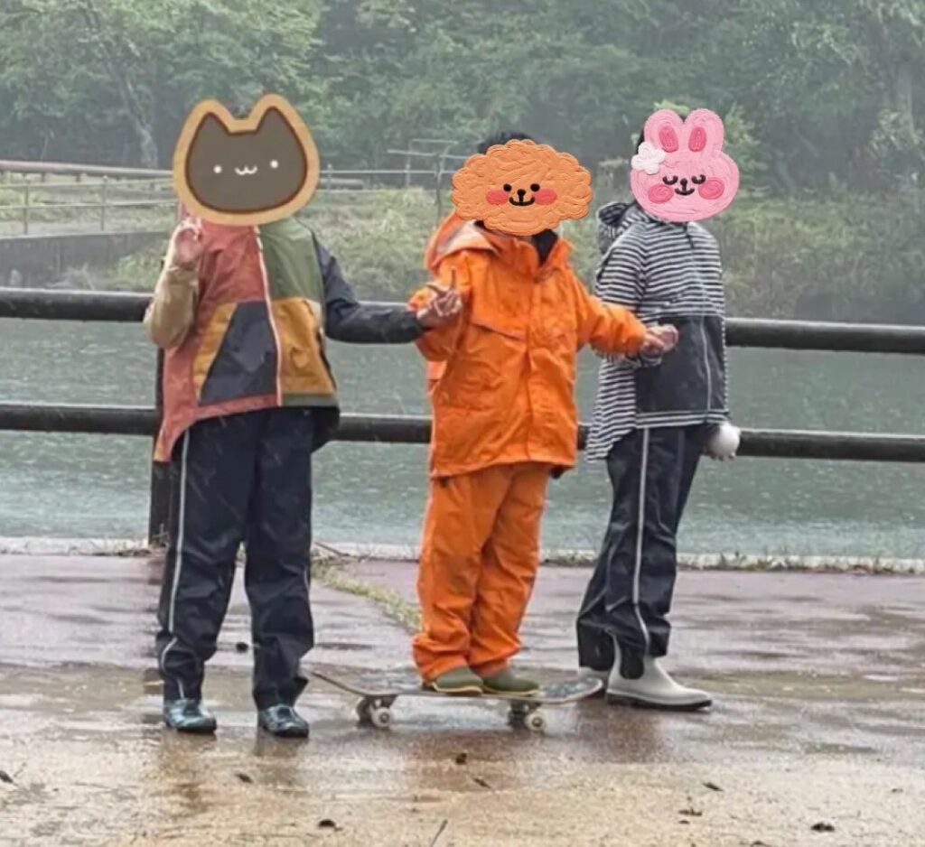 雨の中でロゴスとワークマンのレインウェアを着た子どもたちの様子