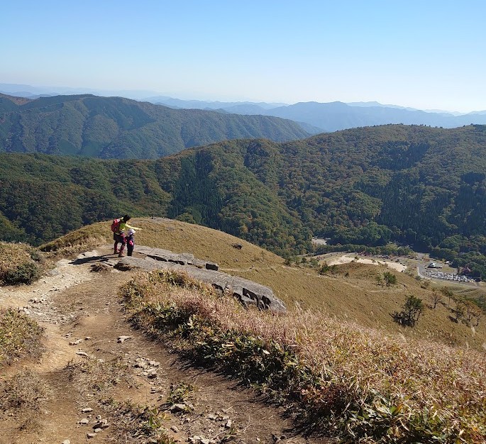深入山の正面コースを下る途中の、草原の尾根道と広がる山並み