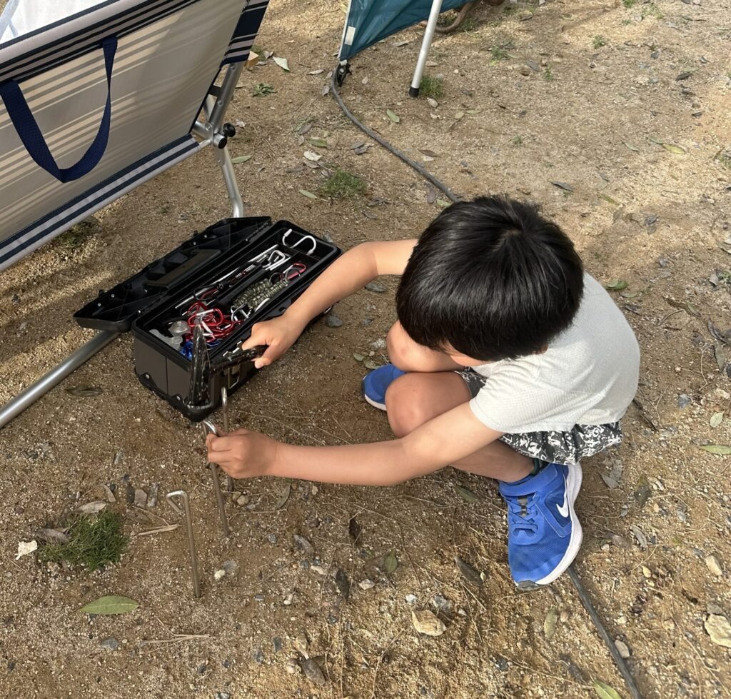 ペグを打ち込むためのハンマー