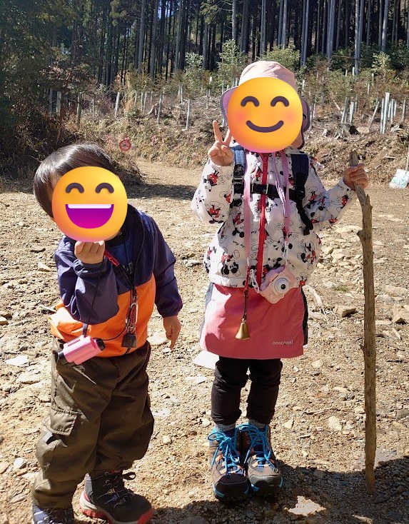 登山道で並ぶ6歳の娘と3歳の息子。娘は胸にピンクのカメラを提げている