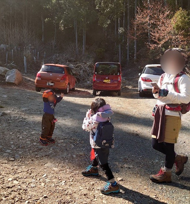 鷹ノ巣山の林道入り口にある駐車スペースと、そこを歩く親子