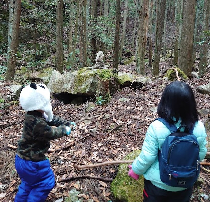可部冠山の登山道で、大岩の上に積まれたケルンに近づいていく6歳の娘と3歳の息子