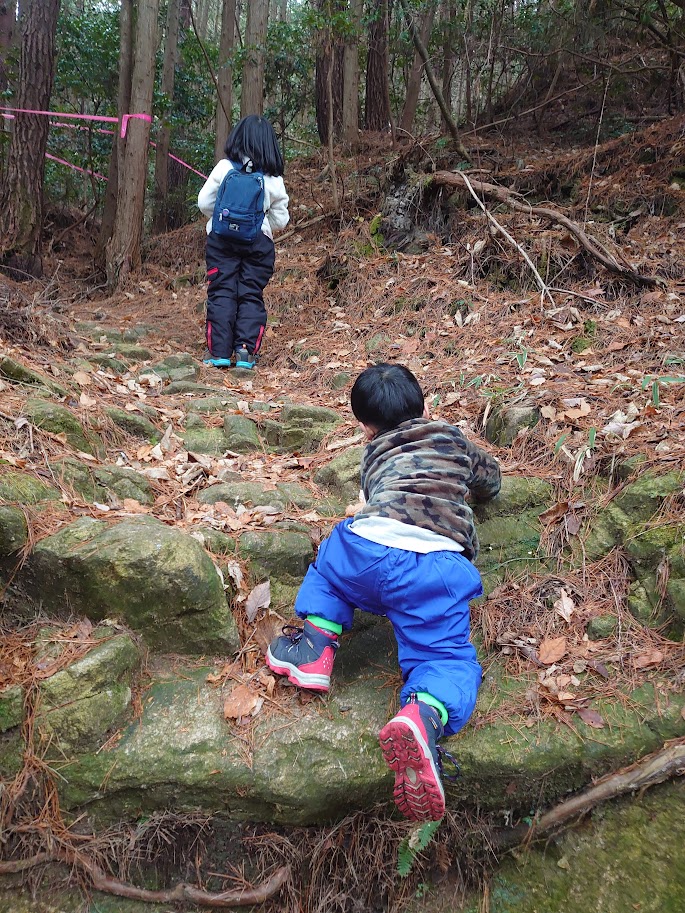 可部冠山の登山道で、岩場に手をついてよじ登る3歳の息子と、先を歩く6歳の娘