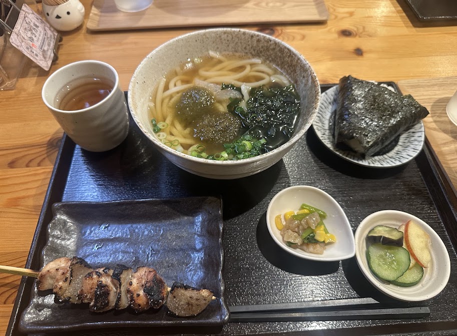 こんにゃく彩家ゆき乃庵の山賊串焼きセット。串焼きとうどん・おにぎり・小鉢