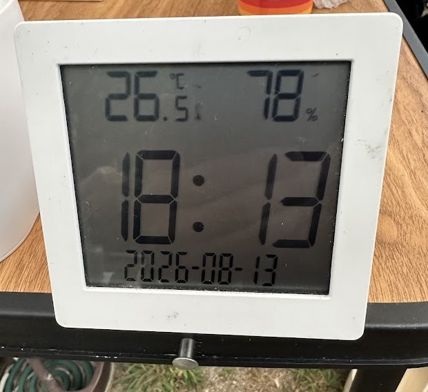 タープ下に置いた温湿度計。18時13分で気温26.5℃、湿度78%
