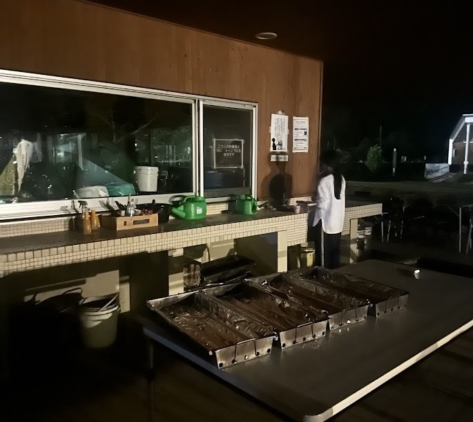 夜の炊事棟。照明がついておらず暗い