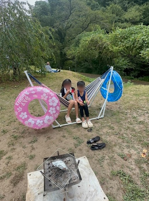 浮き輪をかけた自立式ハンモックと子どもたち