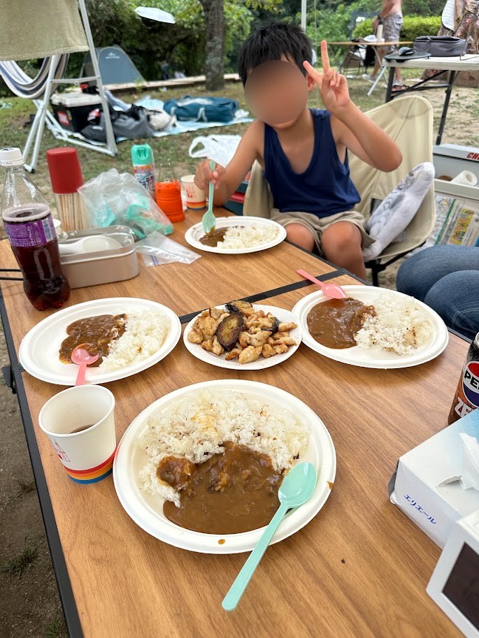 2日目の昼食のカレーライスと子ども