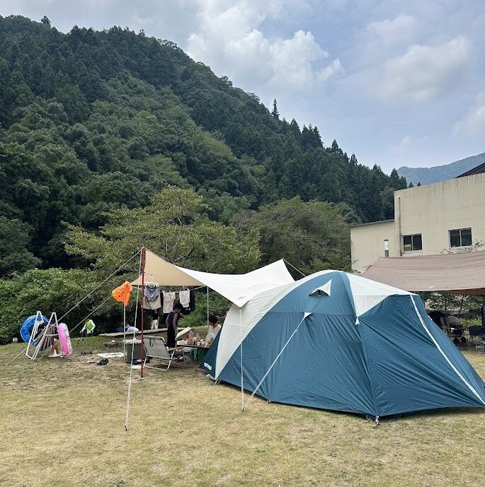 2日目の晴れた空の下に張られたテントとタープ