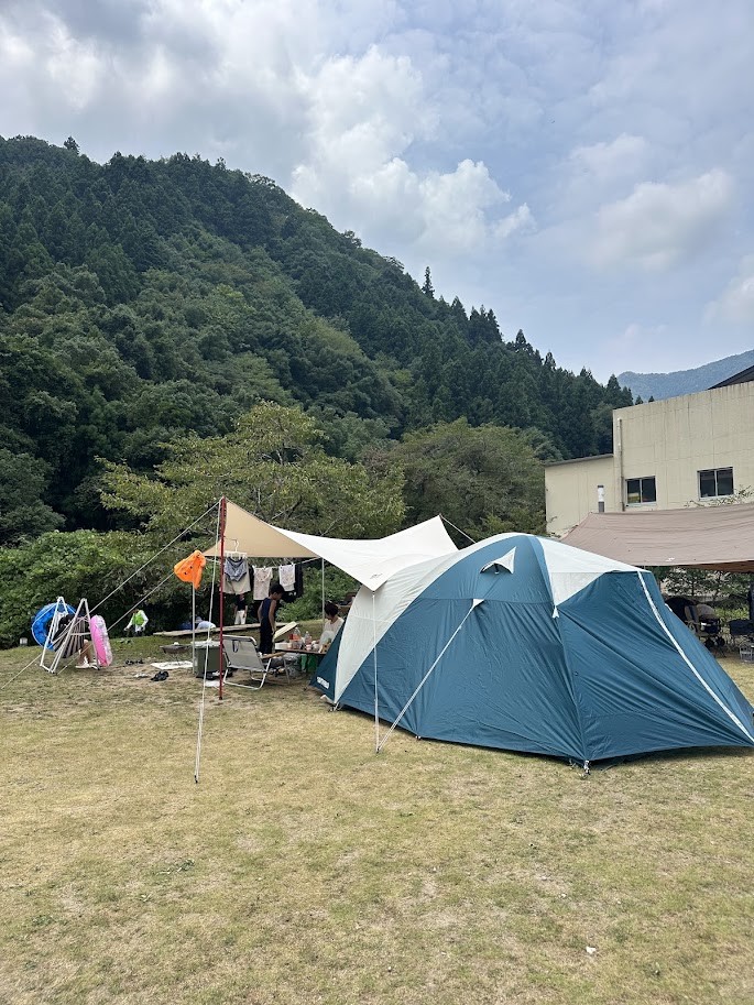 2日目の晴れた空の下に張られたテントとタープ