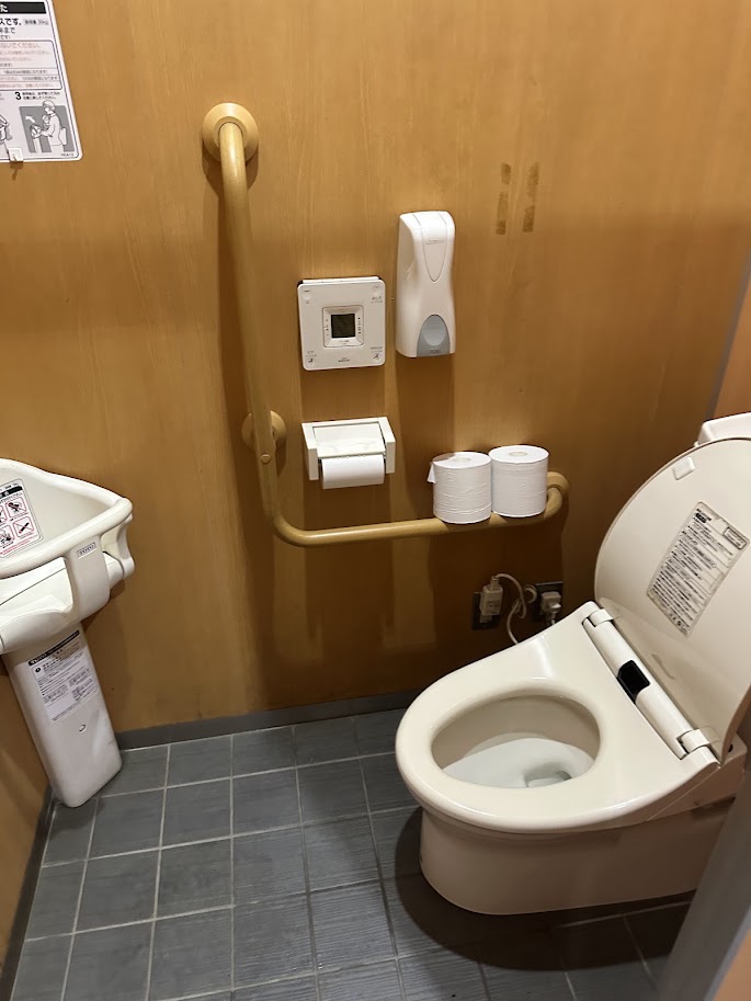 湯来リバーサイドキャンプ場のトイレ内部。洋式で温水洗浄便座と手すりつき