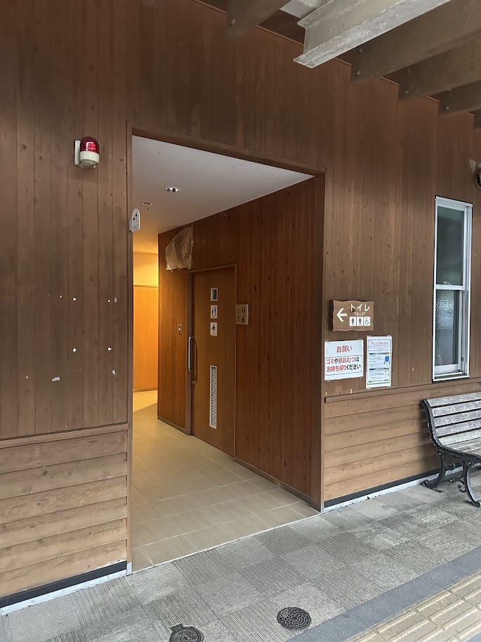 交流体験館に併設されたトイレ棟の入口