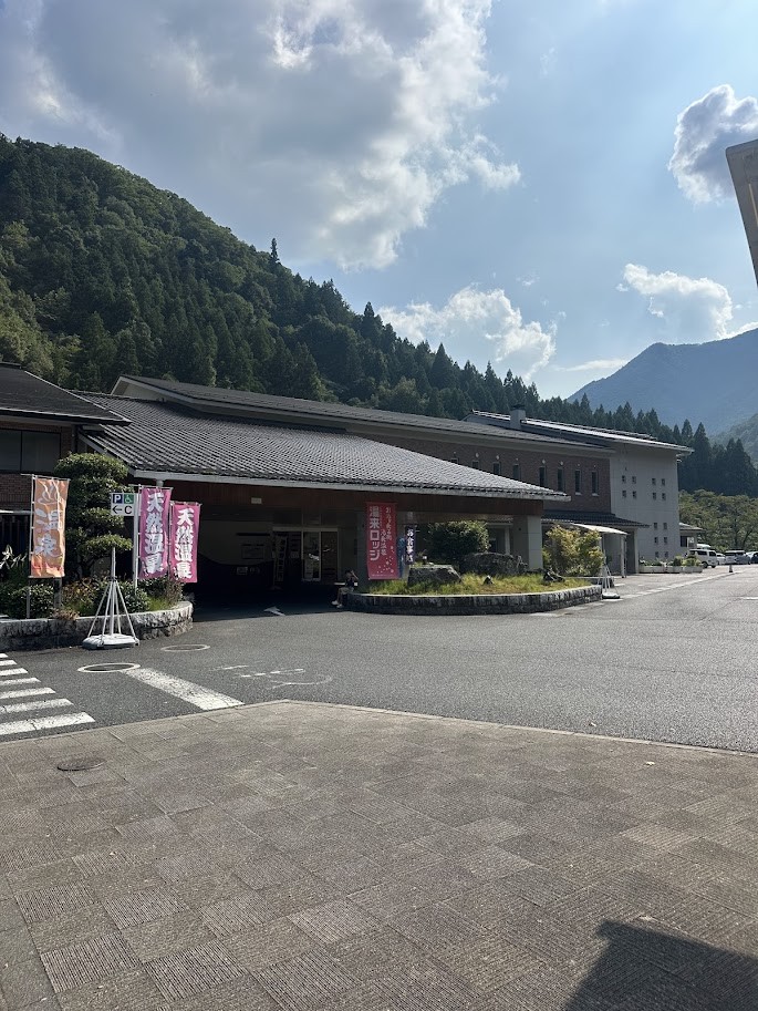 歩いて行ける距離にある湯来ロッジの外観