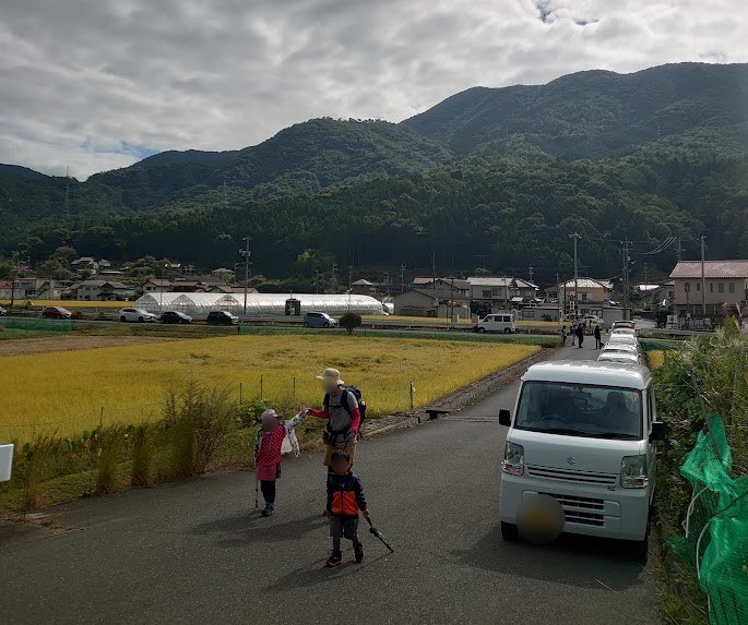 白木山の登山口近くの道路脇に並ぶ登山者の車