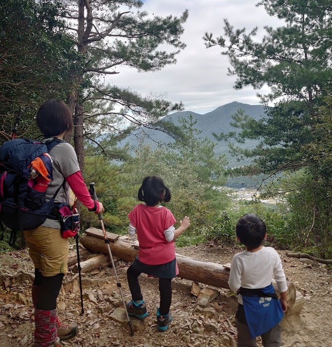 白木山の展望スポットから山並みを眺めるママと子どもたち