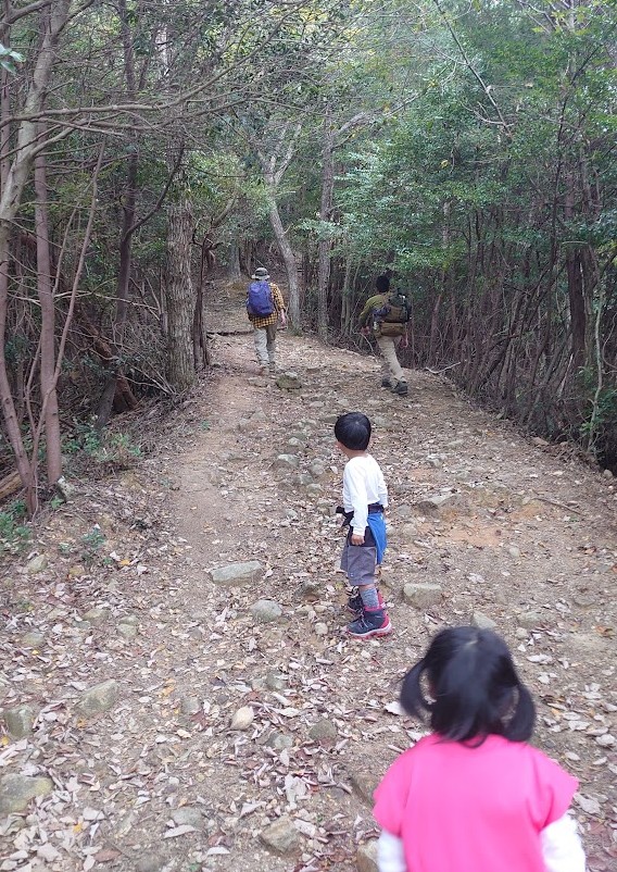 白木山の登山道で先を行く登山者を見送る子どもたち