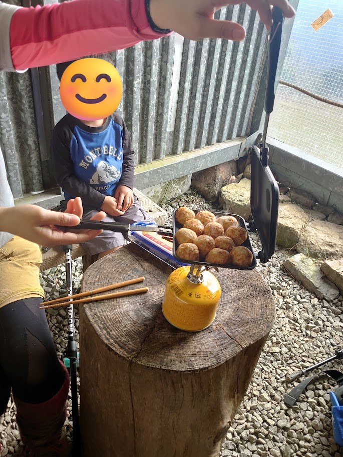白木山の山頂の小屋でたこ焼きを焼いてランチ