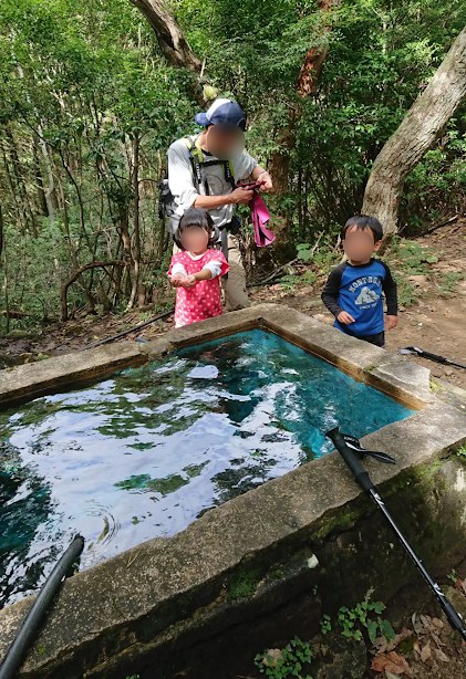 白木山の登山道の後半にある水場とパパと子どもたち