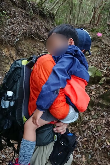 下山中にパパの抱っこで眠る3歳の息子