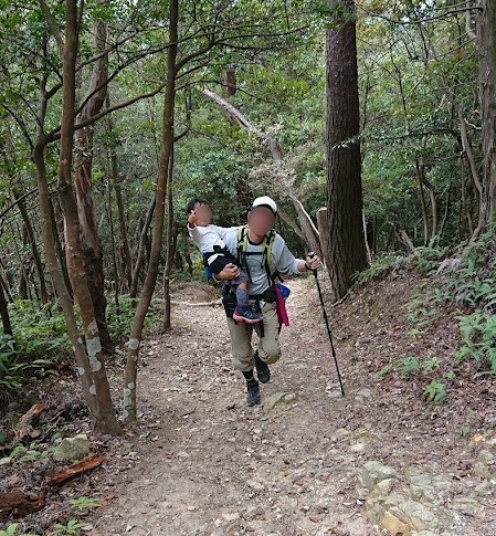 白木山の急登で3歳の息子を担いで登るパパ