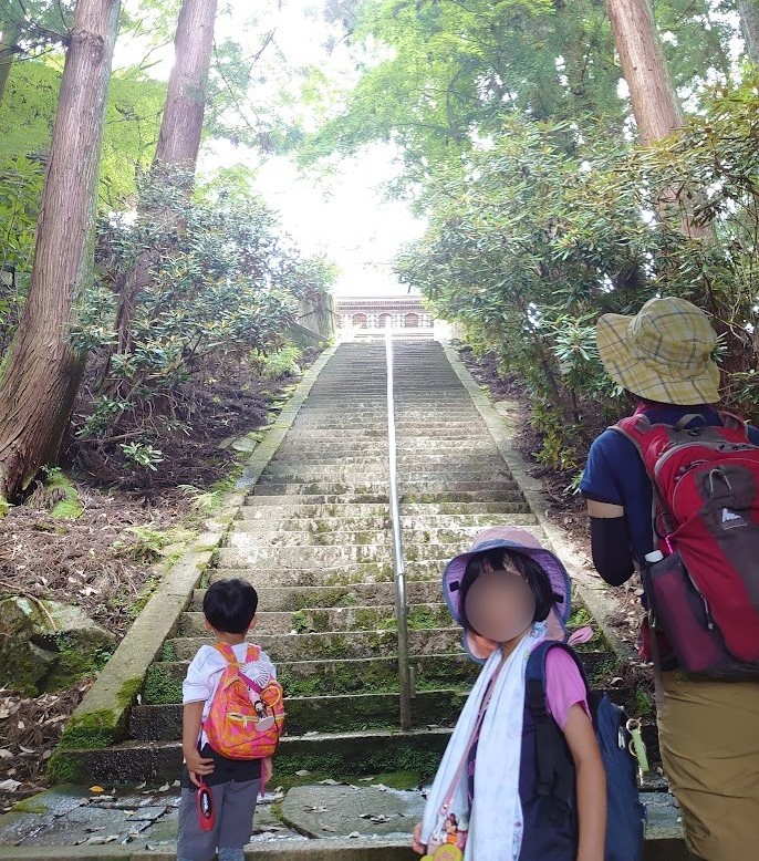 福王寺へ続く長い石段