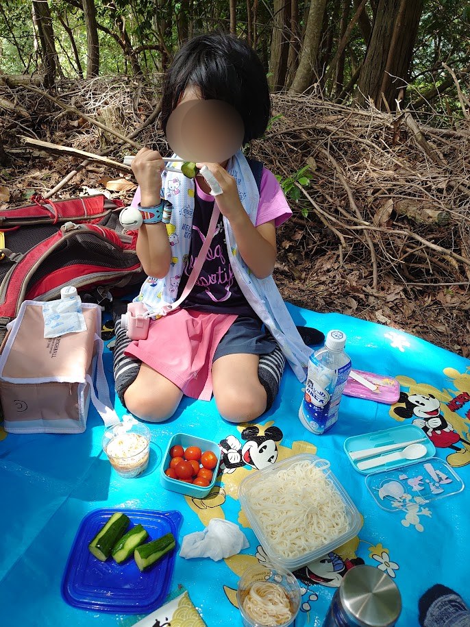 山頂のランチ。きゅうりを食べる娘とそうめん