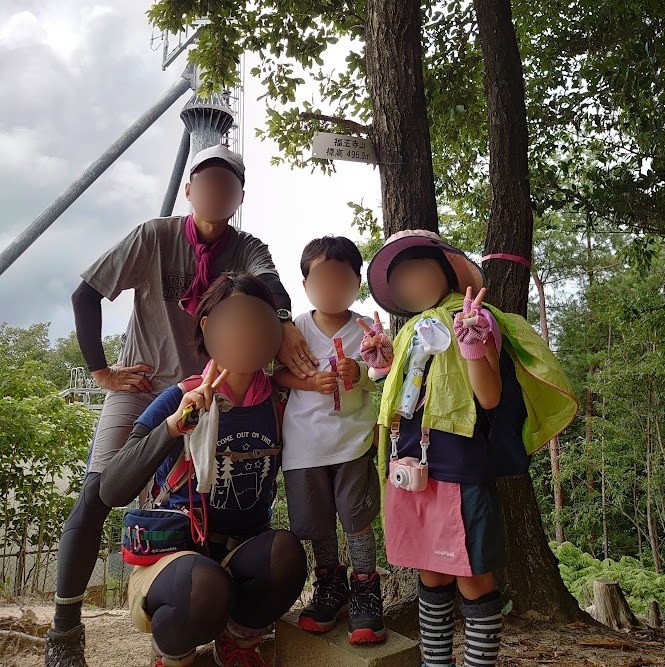福王寺山の山頂で記念撮影する家族4人