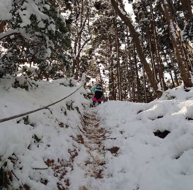 ロープが張られた牛頭山の雪の登山道