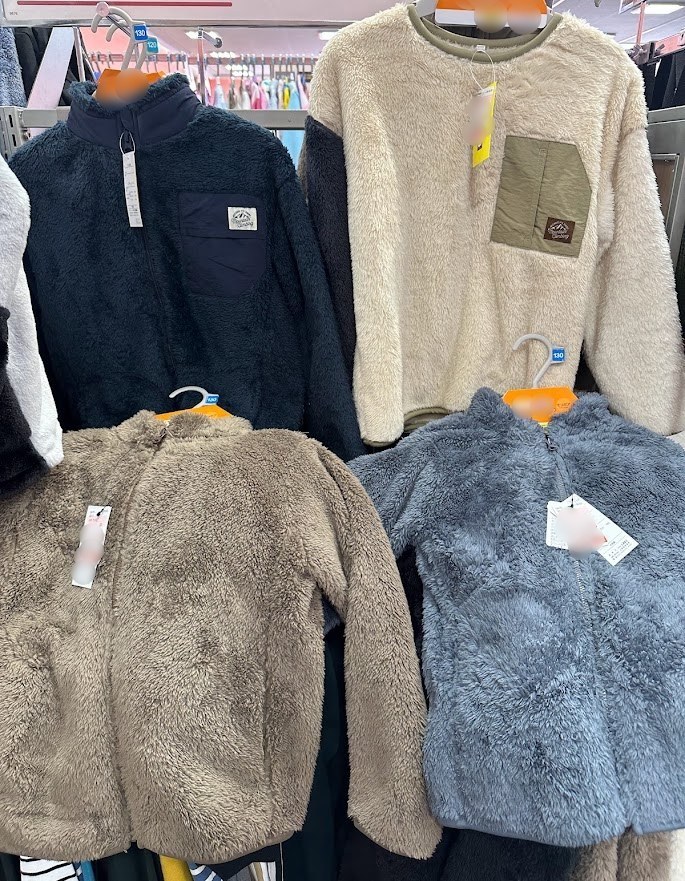 お店に並ぶ子ども用のボアの上着