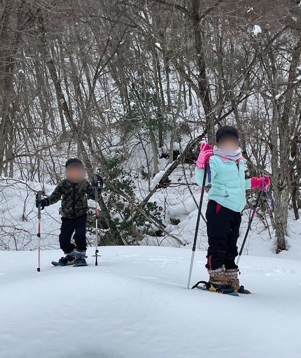 スノーシューを履いた子ども2人